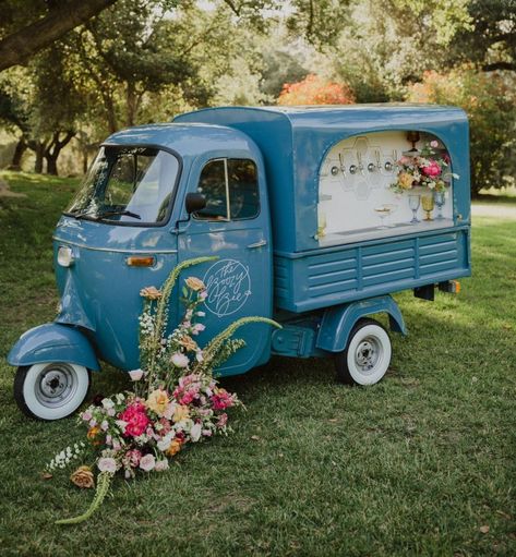 Summer Lovin' Boho Wedding Inspiration with a Simple + BRILLIANT Design Idea! - Green Wedding Shoes Foodtrucks Ideas, Simple Wedding Shoes, Gerobak Dorong, Mobile Bars, Beer Truck, Boho Backdrop, Coffee Trailer, Piaggio Ape, Fun Wedding Shoes