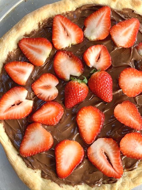 Strawberry Board, Strawberry And Nutella, Nutella Pizza, Easy Fruit Pizza, Sweet Pizza, Halloween Sleepover, Chocolate Pizza, Nutella Desserts, Fun Dessert