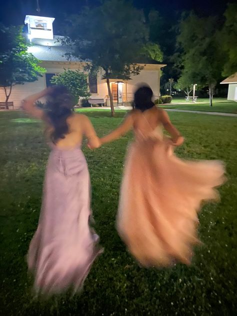 Formal Picture Aesthetic, Prom Dresses Matching Friends, Prom Night Photoshoot, Cool Prom Pictures, After Prom Aesthetic, Funny Prom Photos, Prom Pic Poses Friends, Prom Photo Inspiration, Prom Girl Group