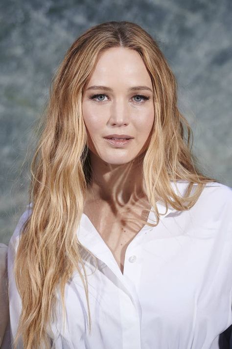 Young Jennifer Lawrence, No Hard Feelings, No Hard Feelings Movie, Jennifer Lawrence Hair Long, Jennifer Lawrence Blonde, Jennifer Lawrence Hooded Eye, Jennifer Lawrence Honey Blonde Hair, Jennifer Lawrence Makeup, Blonde Hair Jennifer Lawrence