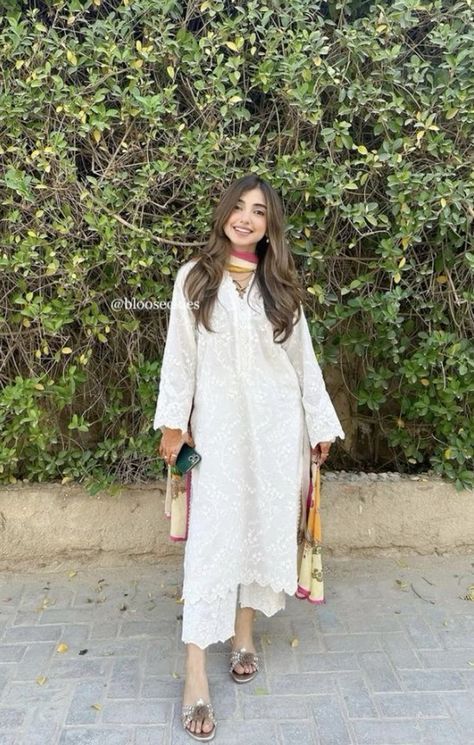 Pakistan Casual Wear, Eastern Outfit Ideas, White Kurti Outfit, Simple Pakistani Dresses Casual Design, White Kurti Designs, Casual Pakistani Outfits, Simple Pakistani Dresses Casual, White Pakistani Dress, Eid Dress Ideas