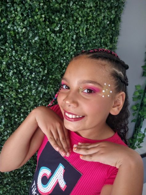 Kids Glitter Makeup, Recital Makeup For Kids, Princess Makeup For Kids, Kids Makeup Looks, Kid Makeup Looks, Kids Makeup Ideas, Gymnastics Makeup, Cheerleader Makeup, Recital Makeup