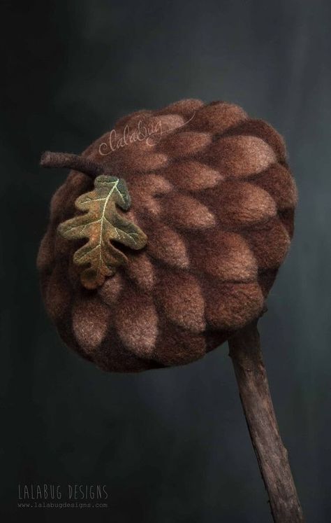 Druidcore Fashion, Acorn Cap Crafts, Acorn Costume, Lalabug Designs, Mushroom Beret, Acorn Art, Acorn Hat, Felt Clothes, Tovad Ull