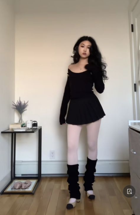 White Pantyhose Outfit Classy, Black Balletcore Outfit, Grunge Balletcore, Ballerina Off Duty, Casual Ballet Outfit, Goth Ballerina, Dark Balletcore, Balletcore Outfits Aesthetic, Goth Balletcore