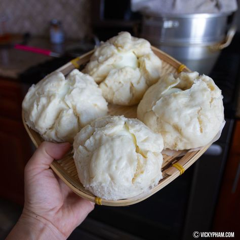 Vietnamese Steamed Pork Buns with Dough from Scratch (Banh Bao) — Vietnamese Home Cooking Recipes Char Siu Bao Recipe, Vietnamese Breakfast, Bao Recipe, Bao Zi, Chinese Buns, Char Siu Bao, Asian Buns, Steam Buns Recipe, Siu Bao