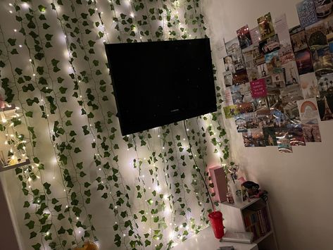 Vines Behind Tv, Cosy Bedroom Aesthetic, Leaf Lights, Small Apartment Room, Small Tv Room, Tv Corner, Dream Bedroom Inspiration, Bedroom Stuff, Cosy Bedroom