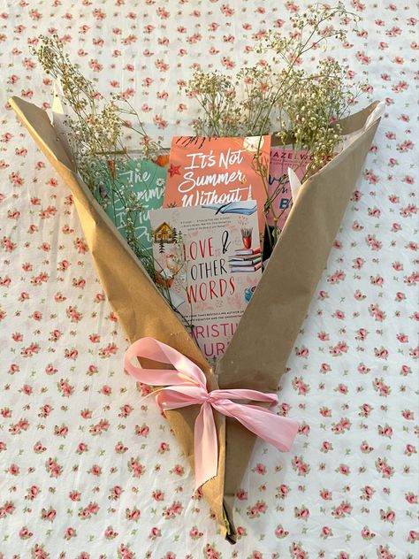 Cute Gifts For Friends, Bday Gift, Book Flowers, Gift Inspo, Flowers Bouquet Gift, Dream Gift, Birthday Gifts For Best Friend, Diy Bouquet, Bouquet Of Flowers