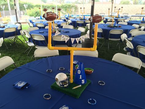 Cheerleader Banquet Ideas Centerpieces, Football Theme Centerpieces, Football Centerpiece Ideas, Sports Banquet Centerpieces, Sports Themed Centerpieces, Football Banquet Centerpieces, School Centerpieces, Athletic Banquet, Football Centerpieces