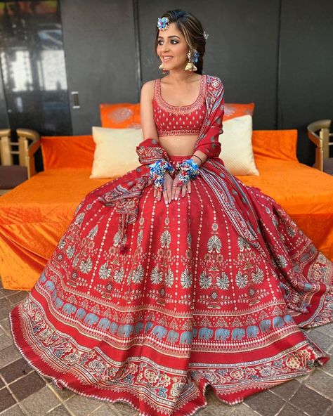 Wedding Outfit Designs & Bridal Styles Trending in 2020 - Witty Vows Lehenga Dupatta Draping Style, Dupatta Draping Styles, Dupatta Draping, Silk Outfits, Mehendi Outfit, Indian Bridesmaids, Mehendi Outfits, Wedding Dress Outfit, Designer Bridal Lehenga