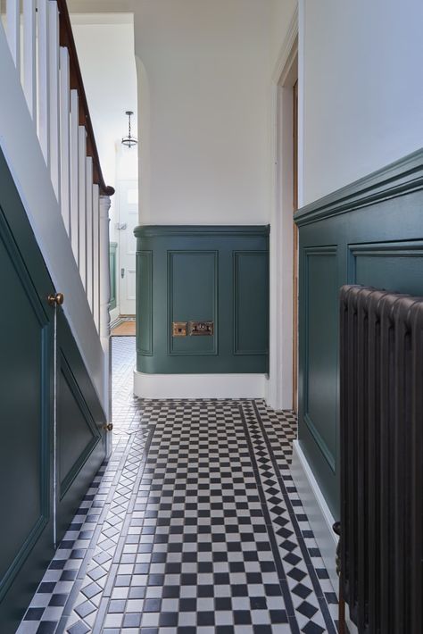 Here you will find photos of interior design ideas. Get inspired! Dark Green Hallway, Lambriseringen Gang, Hallway Colour Schemes, Stairs And Hallway Ideas, Stair Paneling, Green Hallway Ideas, Entrance Hall Decor, Checkered Floor, White Hallway