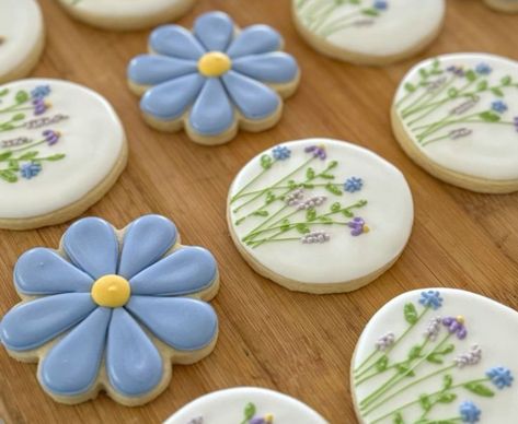 Tea Party Sugar Cookies Royal Icing, Pretty Cookies Decorated, Easy Birthday Cookies Decorated, Wildflower Wedding Cookies, Wild Flower Sugar Cookies, Flower Decorated Sugar Cookies, Flower Sugar Cookies Royal Icing, Summer Decorated Sugar Cookies, Beginner Sugar Cookie Designs