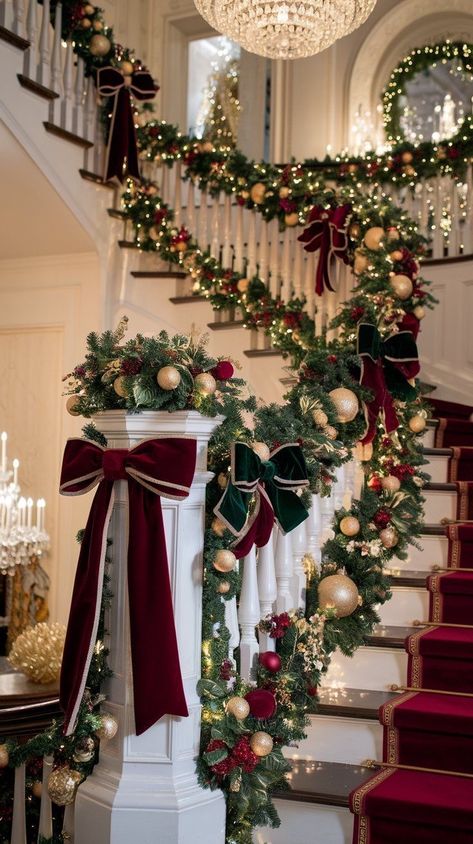 Luxury Christmas Decor, Christmas Stairs, Christmas Staircase, Christmas Dreaming, Cozy Christmas Decor, Classy Christmas, Christmas Themes Decorations, Christmas Interiors, Christmas Decor Ideas