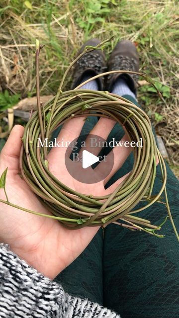 Willow Baskets Weaving, Straw Weaving Tutorial, Crafts With Natural Materials, Nature Materials Craft, Weaving Projects Ideas, Leaf Weaving, Natural Weaving, Grass Weaving, Willow Fence