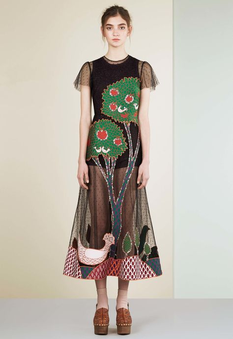 The complete Red Valentino Resort 2017 fashion show now on Vogue Runway. Valentino 2017, Resort 2017 Fashion, Valentino Resort, Jeans Patchwork, Red Valentino, Fashion 2017, Fashion Details, Primavera Estate, A Dress