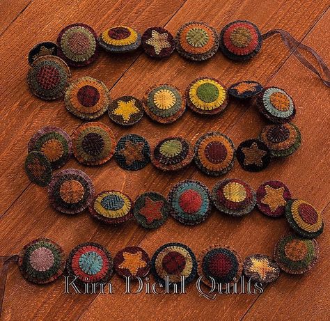 Kim Diehl wool pennies garland Kim Diehl Quilts, Penny Rug Patterns, Kim Diehl, Wool Felt Projects, Wool Applique Patterns, Felted Wool Crafts, Wool Quilts, Penny Rug, Felt Embroidery