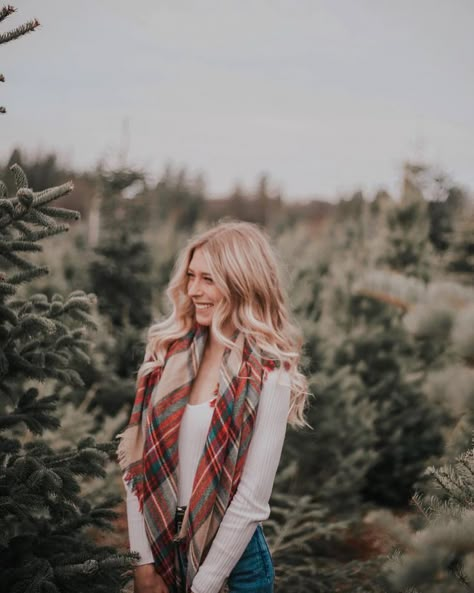 Tree Farm Senior Pictures, Christmas Tree Farm Photo Shoot Single, Senior Winter Photoshoot, Christmas Tree Farm Senior Pictures, Christmas Tree Farm Instagram Pictures, Urban Christmas Photoshoot, Creative Christmas Photoshoot Ideas, Christmas Photoshoot Teenagers, Winter Branding Photoshoot