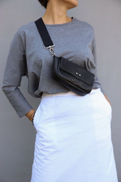 Small Bags Outfit, Cross Bag Outfit, Small Bag Outfit, Bum Bag Pattern, Crossbody Bag Outfit, Small Leather Purse, Black Leather Crossbody Bag, Wardrobe Planning, Leather Crossbody Purse