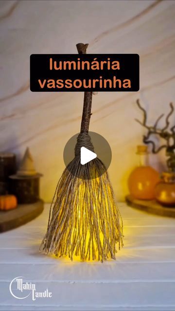 recebercomcharme on Instagram: "Halloween chegando e a vassourinha da bruxa se preparando para brilhar na festa. 🎃

👻Obs:
O tamanho da garrafa você escolhe. 
Os “cabelos” da vassoura têm que cobrir a garrafa. 
É mais seguro o “cabo” da vassoura entrar um pouco no gargalo da garrafa quando for colar.

🎥 @mahincandle
#recebercomcharme #halloween #vassouradabruxa #vassourahalloween #vassourailuminada #decoraçãodehalloween" Pie, Halloween, On Instagram, Instagram