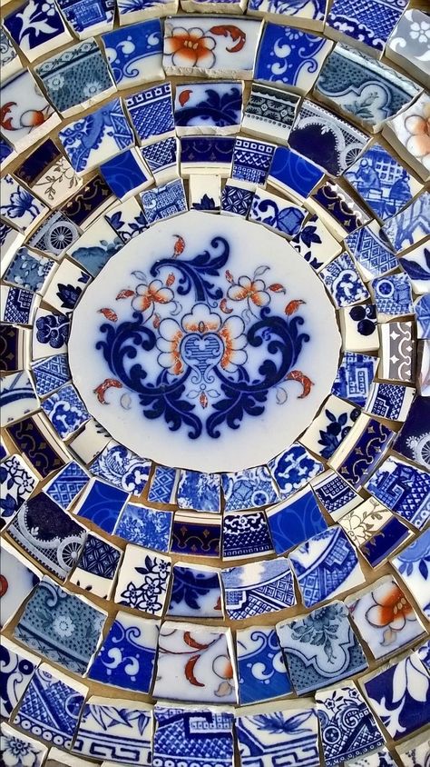 Mosaics Using Old China, Mosaiek Ideas, Broken Pottery Mosaic, Broken China Mosaics, Mosaic Projects Ideas, Diy Mosaic Ideas, Broken Glass Mosaic, Mosaic Art Ideas, Broken Tile Mosaic