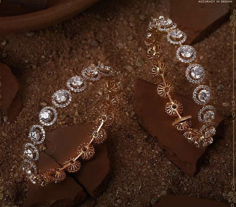 Pacheli Bangle Diamond, Diamond Bangles Indian, Gold Jewelry Prom, Diamond Bangles, Diamond Bracelet Design, Diamond Jewelry Set, Diamond Pendants Designs, Gold Bangle Set, Bridal Jewelry Vintage