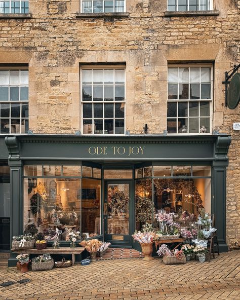 The beautiful @odetojoyflowers on Ironmonger Street looks picture-perfect on this autumn day. I love stopping by to enjoy the flowers, browse the books and prints, and take in the incredible scents. Autumn is the perfect time of year for shopping and soaking up the seasonal weather. - #beautifulshop #stamford #georgianarchitecture #historicbuilding #florist Flower Store Design Floral Shops, European Flower Shop, Florist Shop Interior, Roses Store, Flower Shop Interiors, Flower Shop Design, Ode To Joy, Bloxburg Builds, Georgian Architecture