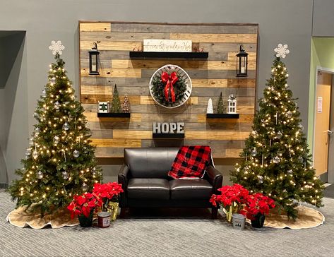 Backdrop With Pallets, Pallet Photo Backdrop, Christmas Photo Backdrop, Photo Backdrop Christmas, Backdrop Christmas, Pallet Wall, Photo Booth Backdrop, Backdrop Decorations, Diy Pallet