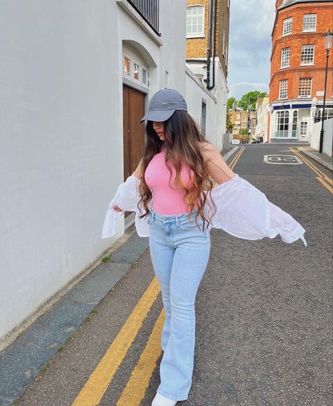 girl wearing a pink top, blue jeans and a white shirt and a nike hat. Pink Shirt And White Jeans Outfit, Pink Crop Top Outfit, Summer Vibes Pink, Pink Summer Outfits, Superdry Jeans, White Jeans Outfit, Nike Hat, Pink Crop Top, Crop Top Outfits