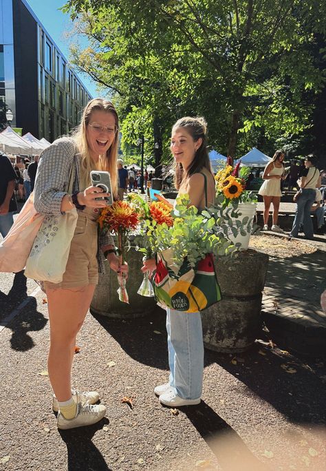 Farmers Market Aesthetic Outfit Summer, Farmers Market Date Outfit, Farmers Market Friends, Farmers Market Pictures, Farmers Market With Friends, Farmers Market Photoshoot, Farmers Market With Friends Aesthetic, Couple Farmers Market, Farmers Market Aesthetic Instagram