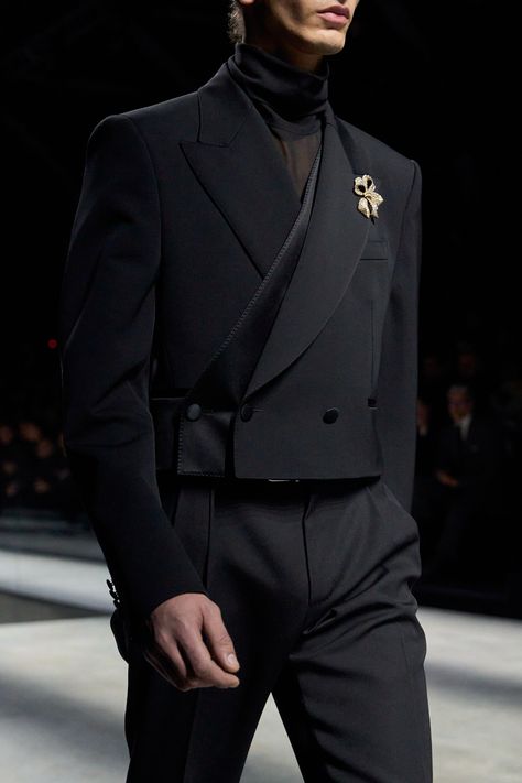 Dolce & Gabbana Fall 2024 Menswear https://www.vogue.com/fashion-shows/fall-2024-menswear/dolce-gabbana/slideshow/detail#17 Casual Outfits Winter Men, Black Tie Men, Classic Mens Haircut, Young Men Haircuts, Stylish Mens Suits, 2024 Menswear, Classy Suits, Classy Outfits Men, Mens Outfit Inspiration