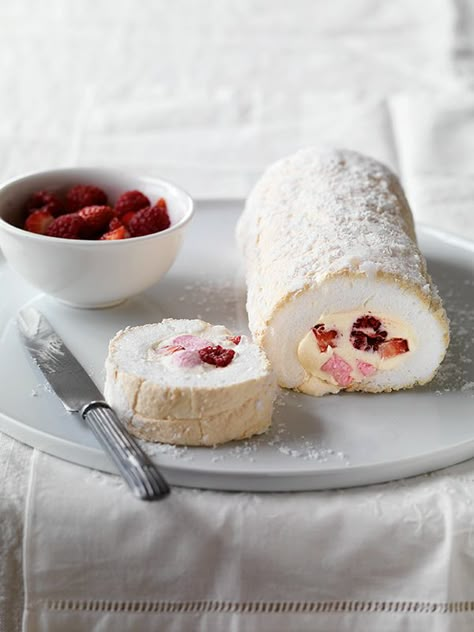 Pavlova Roll, Classic Pavlova Recipe, Raspberry Roulade, Pavlova Toppings, Summer Fruit Desserts, Pavlova Recipe, Torte Cupcake, Roll Cake, Cake Roll