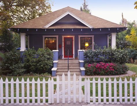 What Is a Craftsman House? Prairie Style Windows, Siding Colors For Houses, Craftsman Homes, Craftsman Bungalow, Bungalow Homes, Tudor Style Homes, Pintura Exterior, Exterior Paint Color, Craftsman Style Home