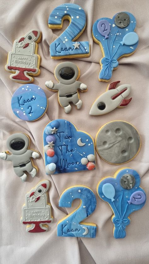 Perfect for all space fans :) Each set contains 5 cookies (1 of each design) including name personalization. If you have any special requests, just write them down. Astronaut Cookies, Baby Boss, Cookies Cake, Cookie Designs, Living Food, Cake Cookies, Baked Goods, Cake Topper, Cake Toppers