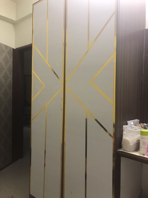 White and gold wardrobe door. Pintrest inspire. Wardrobe Design Bedroom With Golden Strip, Gold T Patti Wardrobe Door Design, Wardrobe Gate Design, Golden T Patti Wardrobe Door Design, T Patti Wardrobe Door Design, White And Gold Wardrobe, White Cupboards Bedroom, Slider Wardrobe Design, T Patti