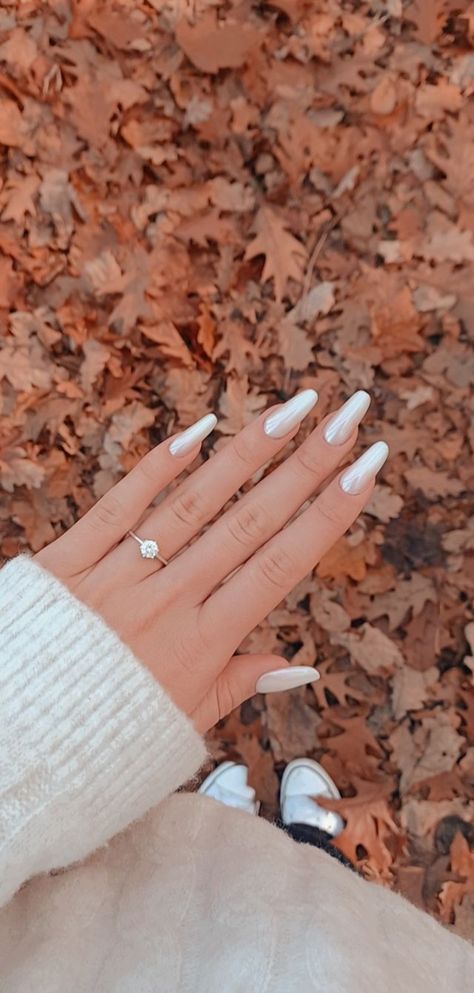 autumn nails, glazed hailey nails Fall Nails 2023 Aesthetic, Autumn Nail Inspo Aesthetic, Basic Autumn Nails, Fall Vibe Nails, Cold Girl Nails, White Nails Autumn, Aesthetic Autumn Nails, Fall Nails Basic, Fall Nail Inspo Acrylic