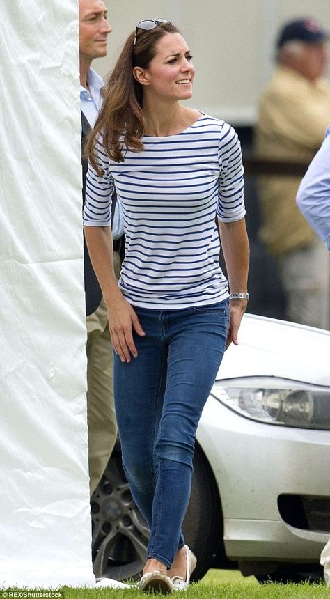 Kate Middleton has THREE versions of her favourite Breton top | Daily Mail Online Breton Top Outfit, Breton Stripes Outfit, Stripe Tee Outfit, Blue Tshirt Outfit, White Striped Shirt Outfit, Striped Top Outfit, Blue Striped Shirt Outfit, Minimalist Fashion Chic, Outfits With Striped Shirts