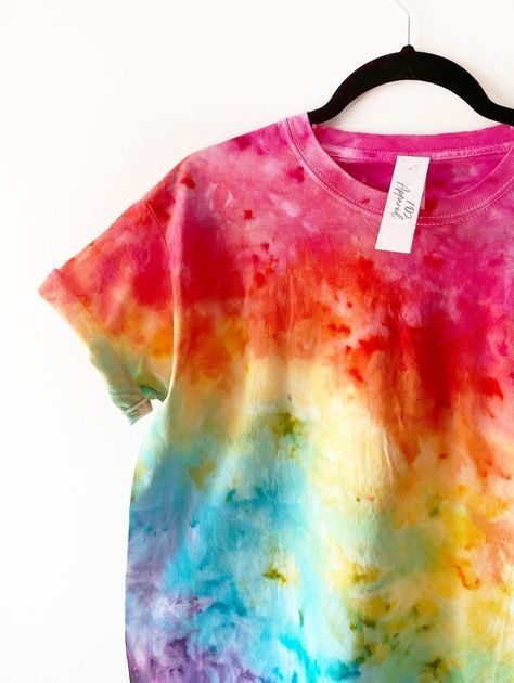 Tye Dye Clothes, Cool Badges, Easy Diy Tie Dye, Rainbow Tie Dye Shirt, Moon Clay, Colourful Clothing, Tie Die Shirts, Unique Tie Dye, Pride Festival