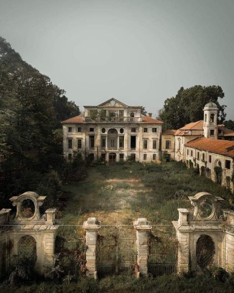 Abonded Houses, Huge Mansion, Haunted House Pictures, Mansion Exterior, Old Abandoned Buildings, Creepy Houses, Abandoned Mansion, Old Abandoned Houses, Lost In Time