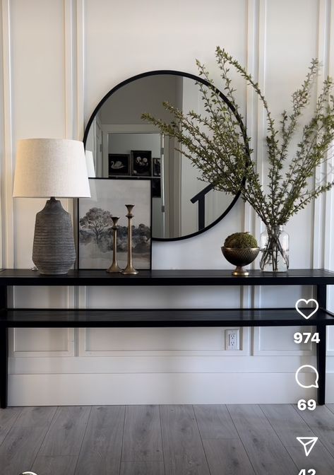 Black Console Table, Home Hall Design, Apartment Living Room Design, Black Console, Hall Decor, Living Room Design Decor, Home Entrance Decor, Home Design Living Room, Apartment Decor Inspiration