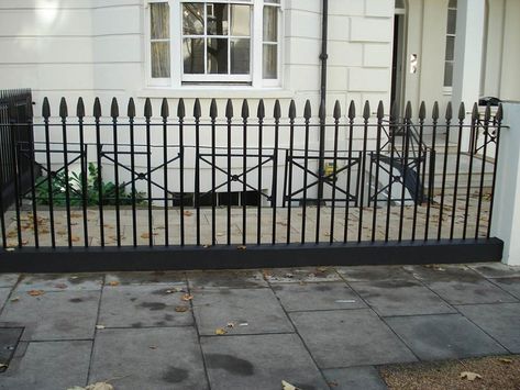 Fences Alternative, Garden Victorian, Front Driveway, Iron Fencing, Wrought Iron Railings, Old Gates, Metal Garden Fencing, Iron Fences, Garden Railings