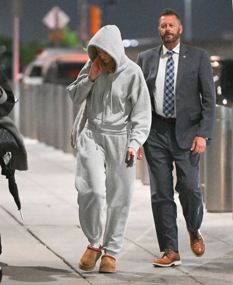 Gray Sweatpants Outfit, Jfk Airport, Kendall Style, Sweatpants Outfit, Sophie Turner, Grey Sweatpants, Tshirt Outfits, Gray Tshirt, Kendall Jenner