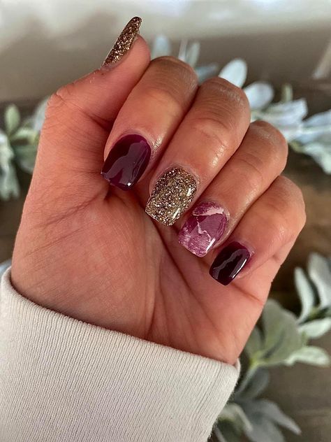 Ombre Plum Nails, Winter Nails 2023, Maroon Nail Designs, Nails 2023 Trends, Christmas Nail Ideas, Maroon Nails, September Nails, Pink Glitter Nails, Minimal Nails