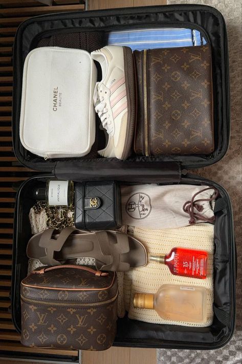 Road Trip Packing Aesthetic, Small Suitcase Packing, Packing Bags Aesthetic, Packing Aesthetic Suitcase, Packing Suitcase Aesthetic, Travel Packing Aesthetic, Luggage Aesthetic, Packing Aesthetic, Suitcase Packing Tips