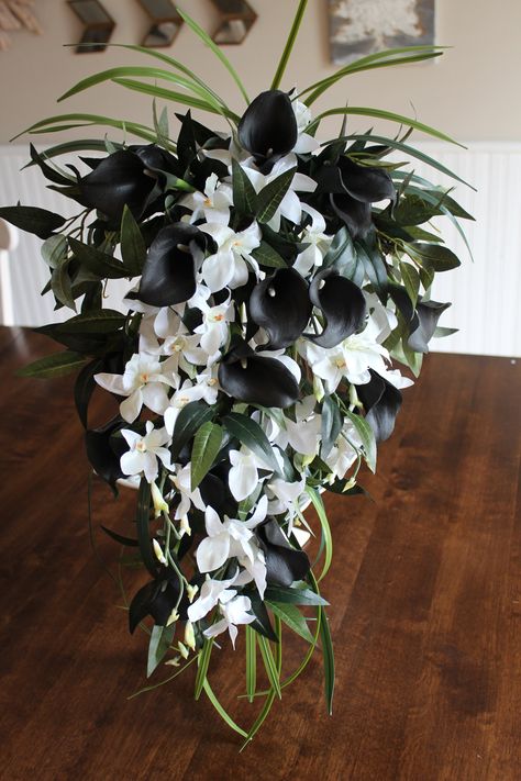 Black White Flower Arrangements, Black White And Gold Wedding Bridesmaids Bouquets, Black White And Green Wedding Flowers, Black Flower Wedding Bouquet, Bridal Bouquet Orchids, Black Flower Bouquet, Black Flowers Bouquet, Mom Bouquet, Artificial Flowers In Vase