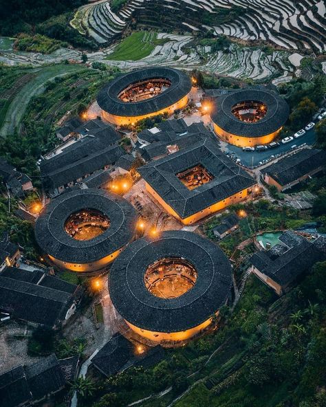 𝑨𝒓𝒄𝒉𝒊𝒕𝒆𝒄𝒕𝒖𝒓𝒆 & 𝑫𝒆𝒔𝒊𝒈𝒏 𝑪𝒐𝒏𝒄𝒆𝒑𝒕 (@arch_union) posted on Instagram: “Fujian earthen buildings The Fujian tulou are Chinese rural dwellings unique to the Hakka in the mountainous areas in southeastern Fujian,…” • May 20, 2021 at 7:19pm UTC Sneakers 2022, Los Angeles Parks, Building Photography, Fujian China, Architecture Concept Diagram, Christmas Shoes, Changzhou, Small House Design Plans, Architecture Design Concept