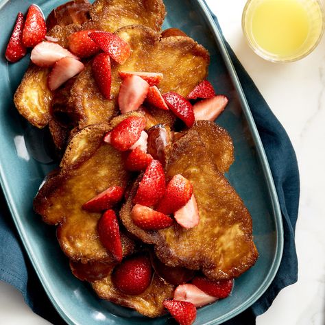 Creme Brulee French Toast with Drunken Strawberries by Bobby Flay Bobby Flay French Toast, Drunken Strawberries, Bobby Flay Brunch, Brulee French Toast, Creme Brulee French Toast, Rotel Dip, Bobby Flay Recipes, Best Brunch Recipes, Best French Toast