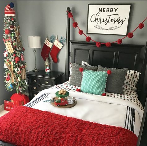 Boy’s Christmas Bedroom Beautiful Christmas Trees Decorated, Christmas Decor Ideas For Bedroom, Christmas Bedroom Decor, Decor Ideas For Bedroom, Classic Bedding, Holiday Bedroom, Exterior Christmas, Christmas Background Images, Kitchen Christmas Gifts