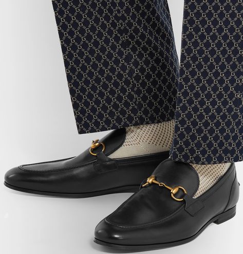 GUCCI JORDAAN HORSEBIT BURNISHED. #gucci #shoes Leather Loafers For Men, Gucci Shoes Loafers, Loafers And Socks, Loafers Gucci, Gucci Horsebit Loafers, Gucci Jordaan, Gucci Collection, Gold Loafers, Gucci Shirts