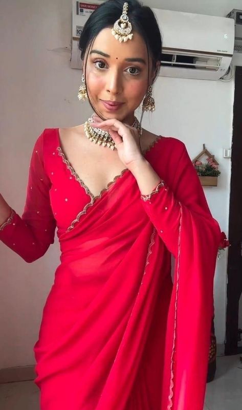 Prestitched Saree, Petticoat Saree, Traditional Indian Saree, Red Sarees, Bridal Sarees Online, Wedding Wear Saree, Pakistan Wedding, Female Photography, Saree Traditional