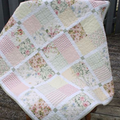 Vintage Baby Quilt, Girl Quilts Patterns, Shabby Chic Quilts, Vintage Quilts Patterns, Chic Quilts, Pastel Vintage, Baby Quilt Pattern, Baby Quilt Patterns, Childrens Quilts