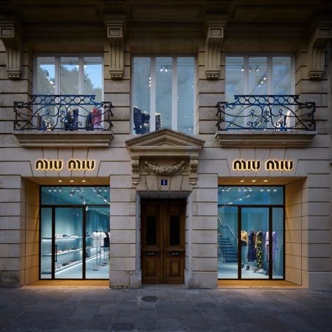 Miu Miu flagship store, Paris – France » Retail Design Blog Miu Miu Store, Miu Miu Shop, Retail Clothing Racks, Kpop Oc, San Francisco Coffee, Paris Store, Money Fashion, Vintage Ski, Basic Design